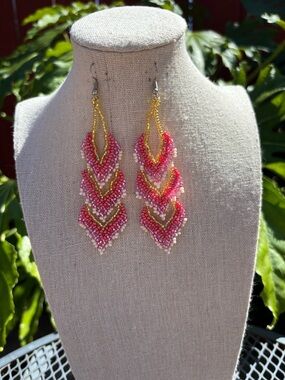 💕New Listing 💕 Beautiful Chakira bead three-leaf earrings